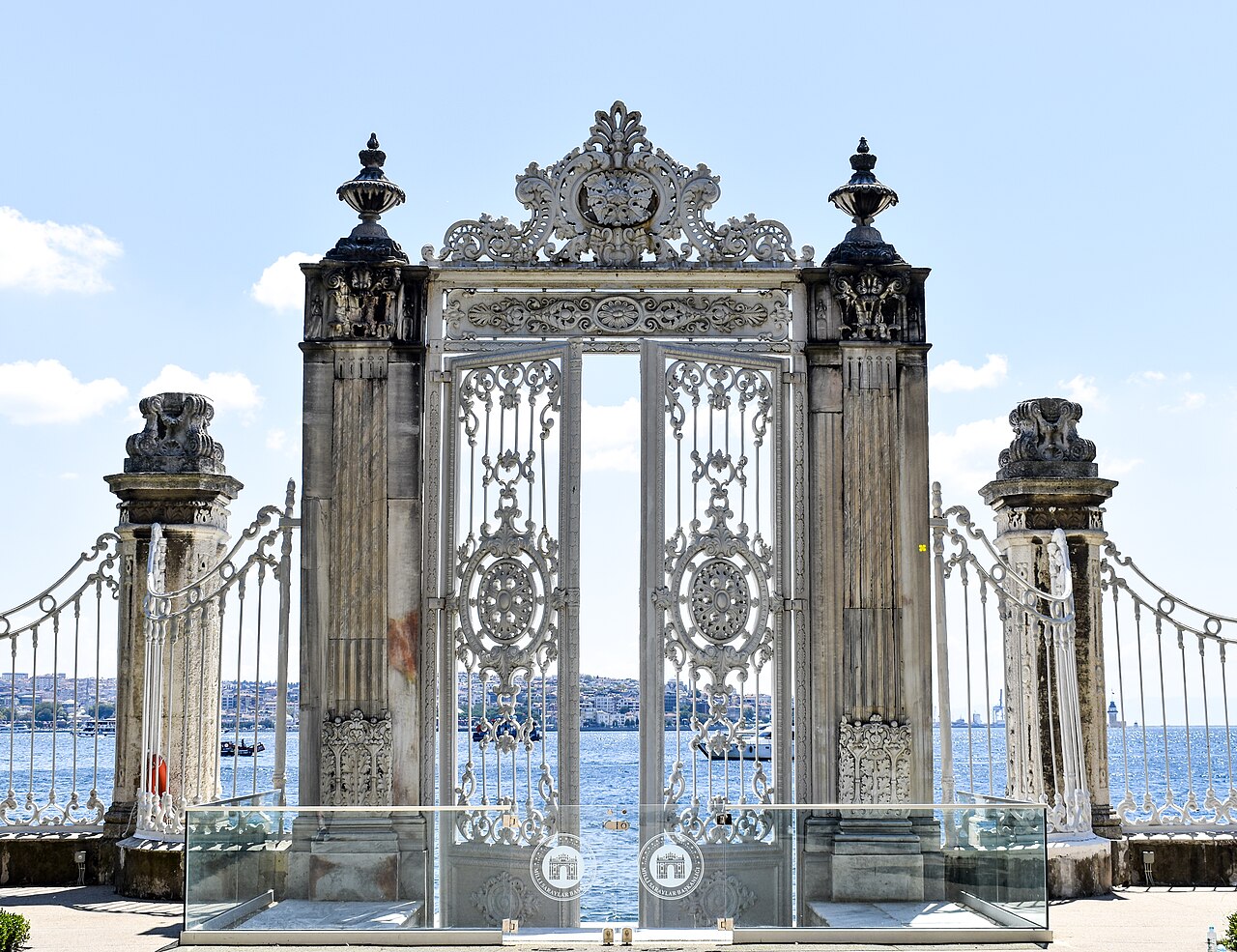 La façade et les portes sur le Bosphore