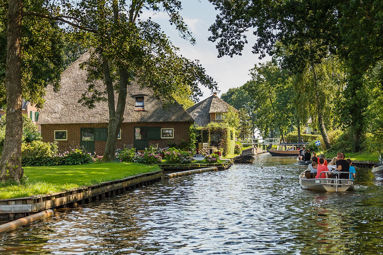 Giethoorn vanuit Amsterdam: met trein en bus erheen, per boot door het dorp