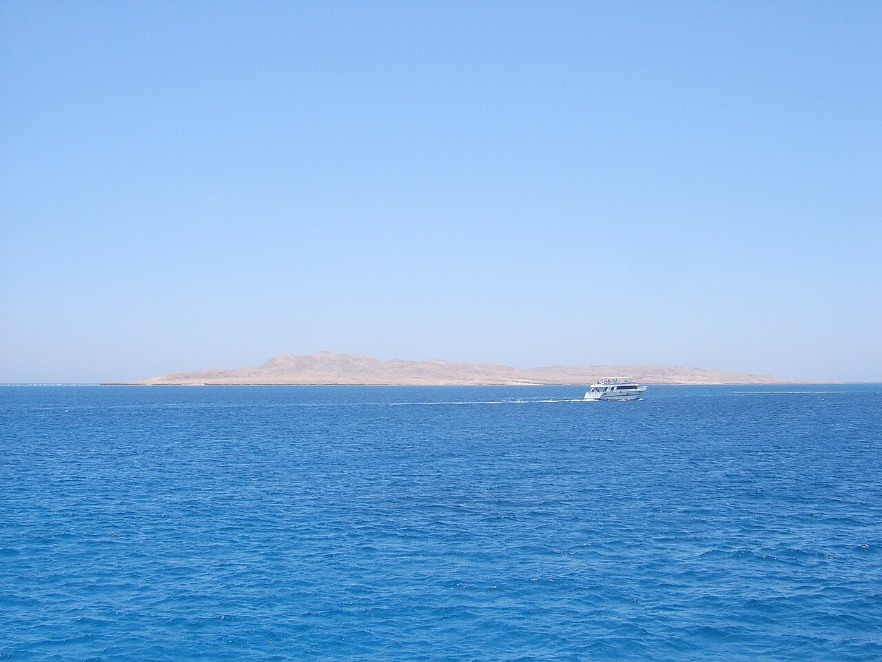 Un bateau d'excursion en mer Rouge devant l'île de Giftun