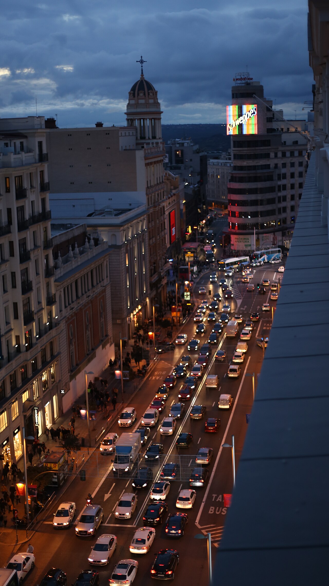 La Gran Vía de nuit vue d'en haut, avec ses enseignes lumineuses