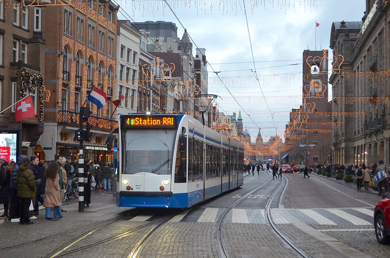 Tram GVB de la ligne 4 dans le centre d'Amsterdam