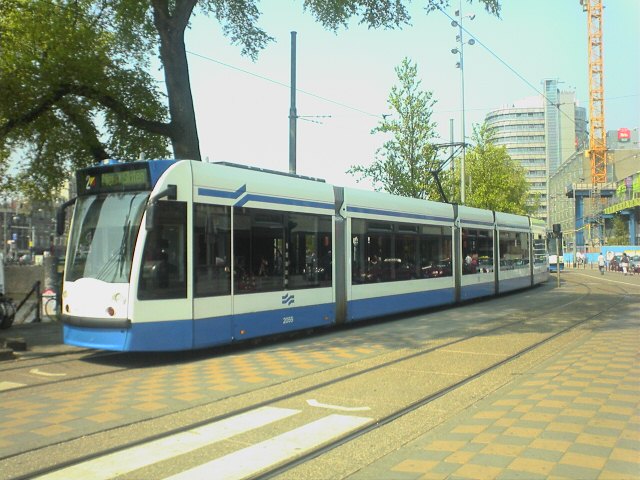 行駛於 2 號線的 GVB Combino 電車