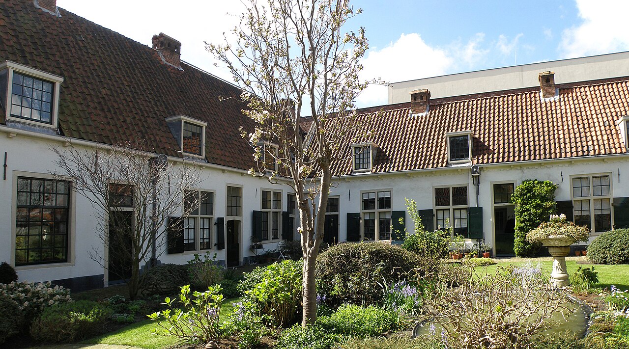 The garden courtyard of the Hofje van Bakenes and its low houses
