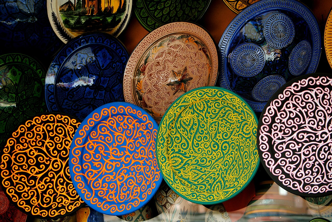 Assiettes en céramique peinte à la main dans un souk de Marrakech