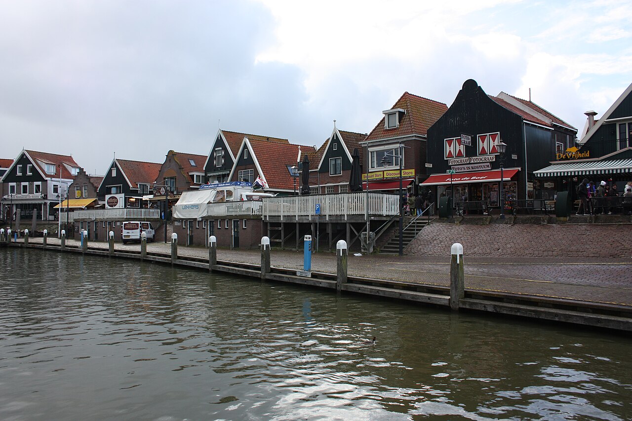 Les maisons et les boutiques de la digue du port de Volendam