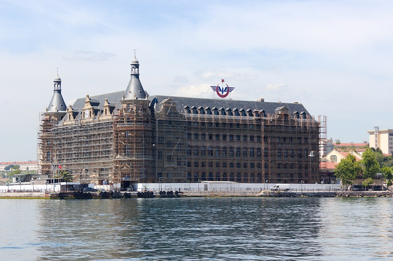 La gare de Haydarpaşa en restauration, vue depuis la mer en mai 2025