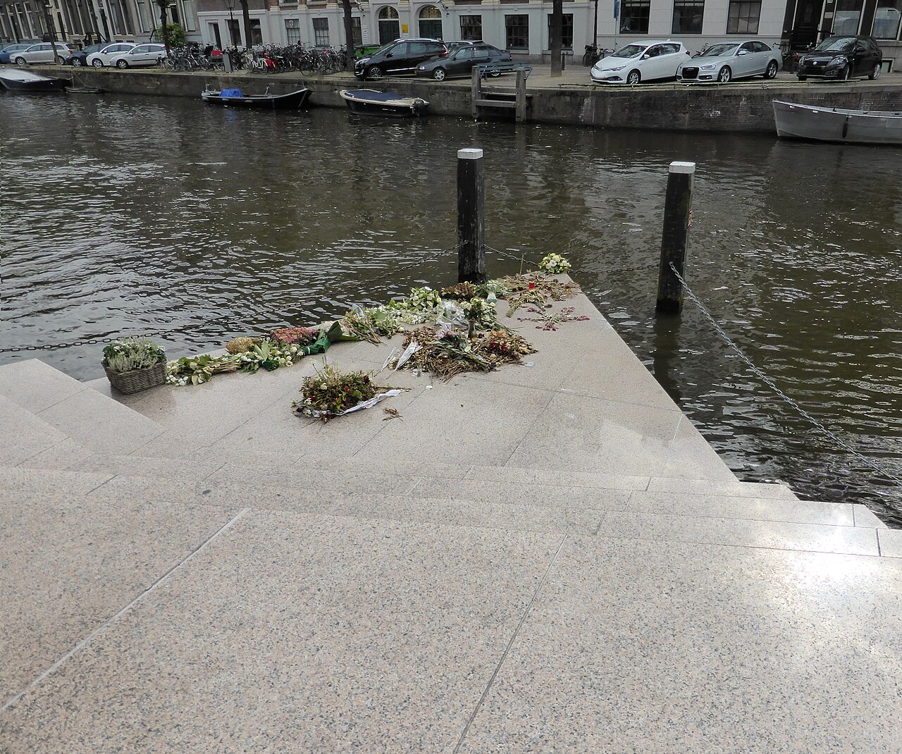 De punt van het Homomonument die afdaalt in het water van de Keizersgracht