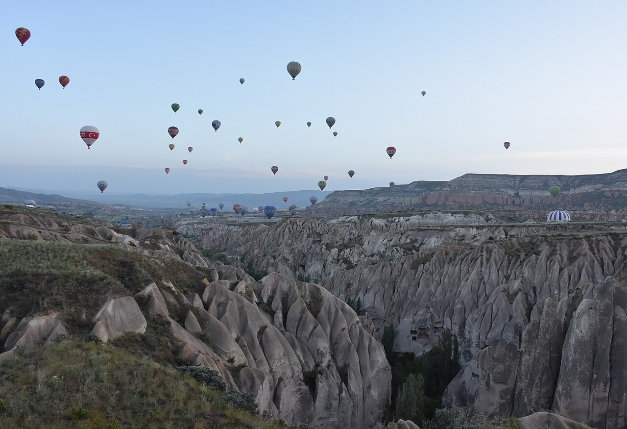 Montgolfières au-dessus des vallées de Göreme à l'aube