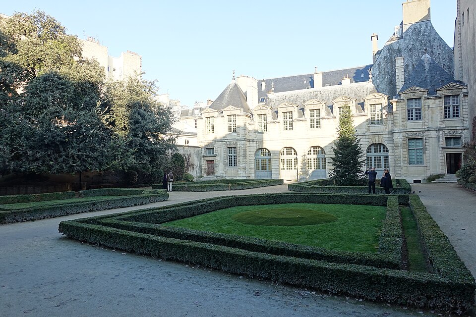 Hôtel de Sully : cour, jardin, passage vers la place des Vosges et visites