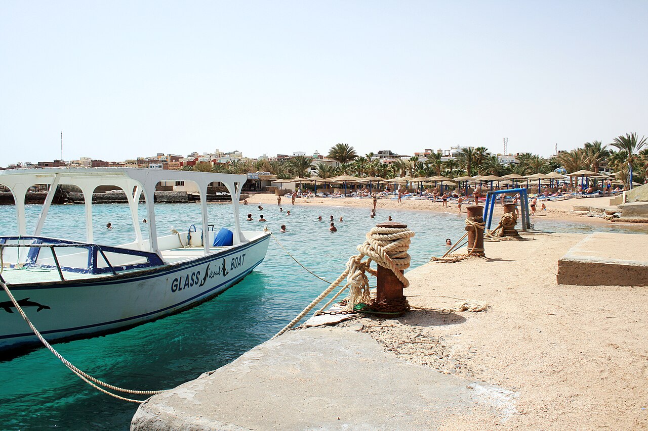 Plage d'hôtel et bateau à fond de verre à Hurghada