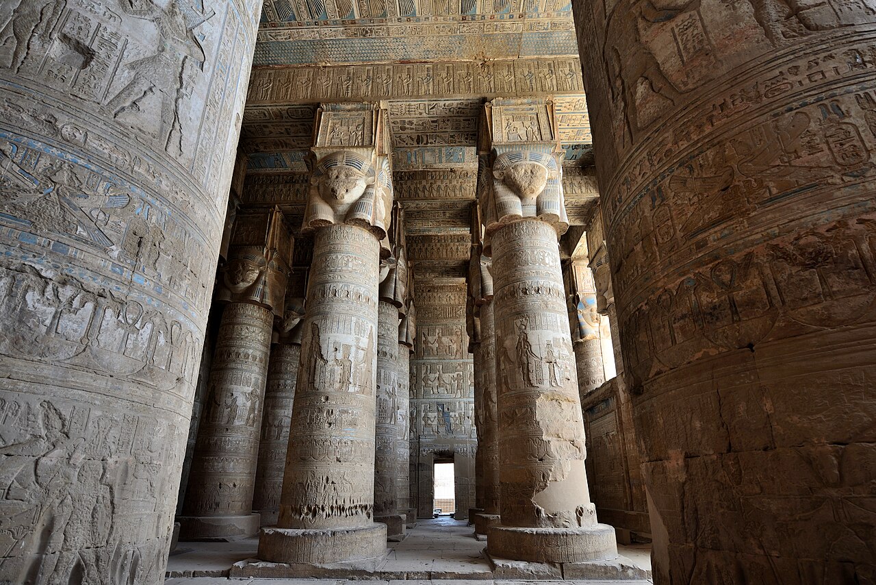 La salle hypostyle du temple d'Hathor