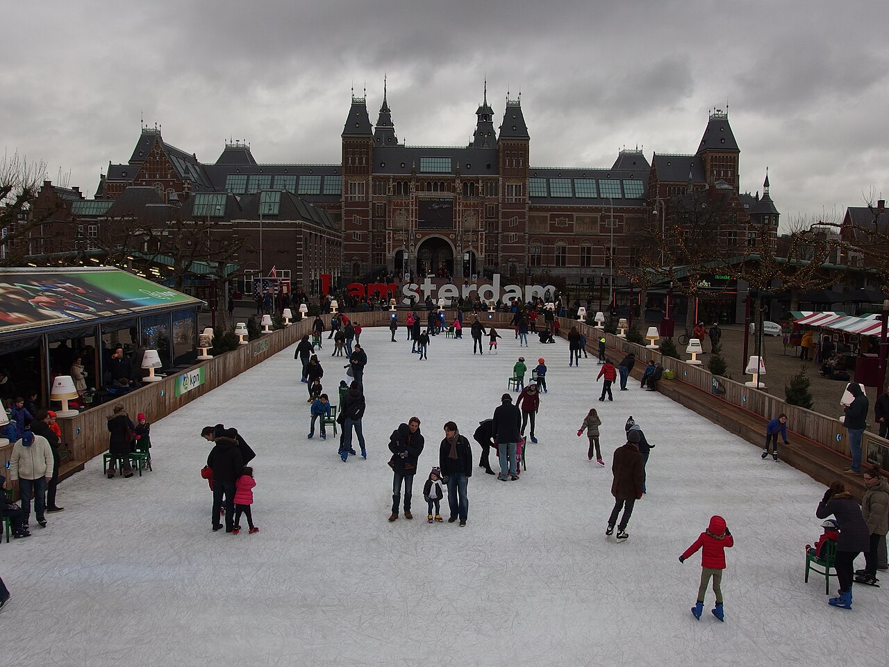Patinoire du Museumplein devant le Rijksmuseum en décembre