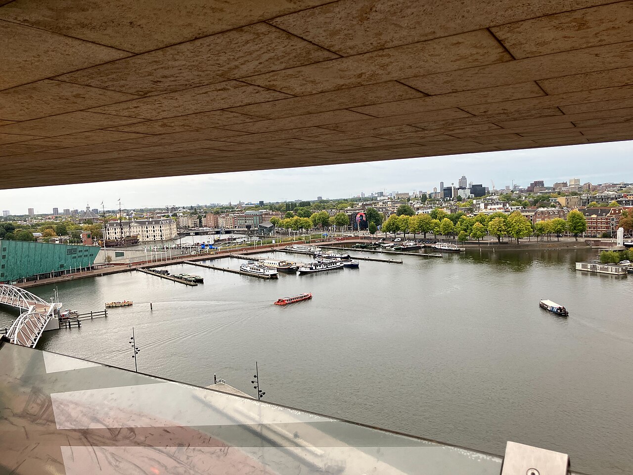 Het uitzicht vanaf het terras op de 7e verdieping van de OBA over het Oosterdok en NEMO