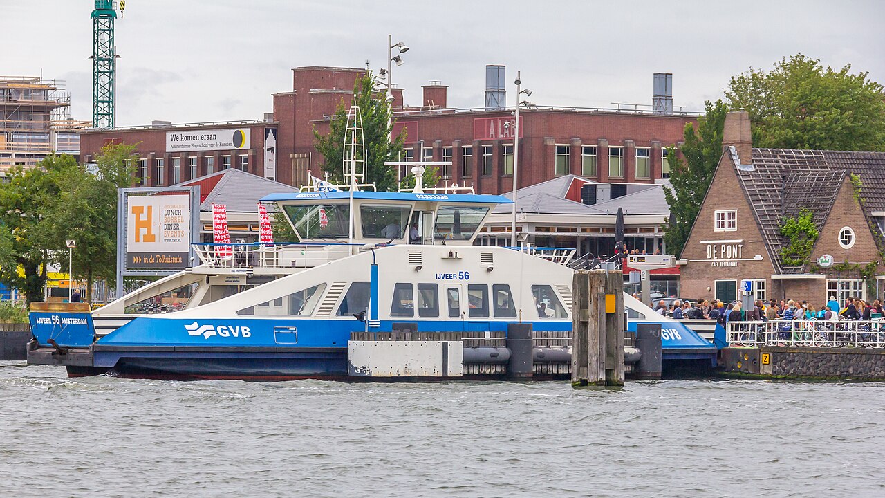 Een gratis pont van het GVB aan de steiger op het IJ