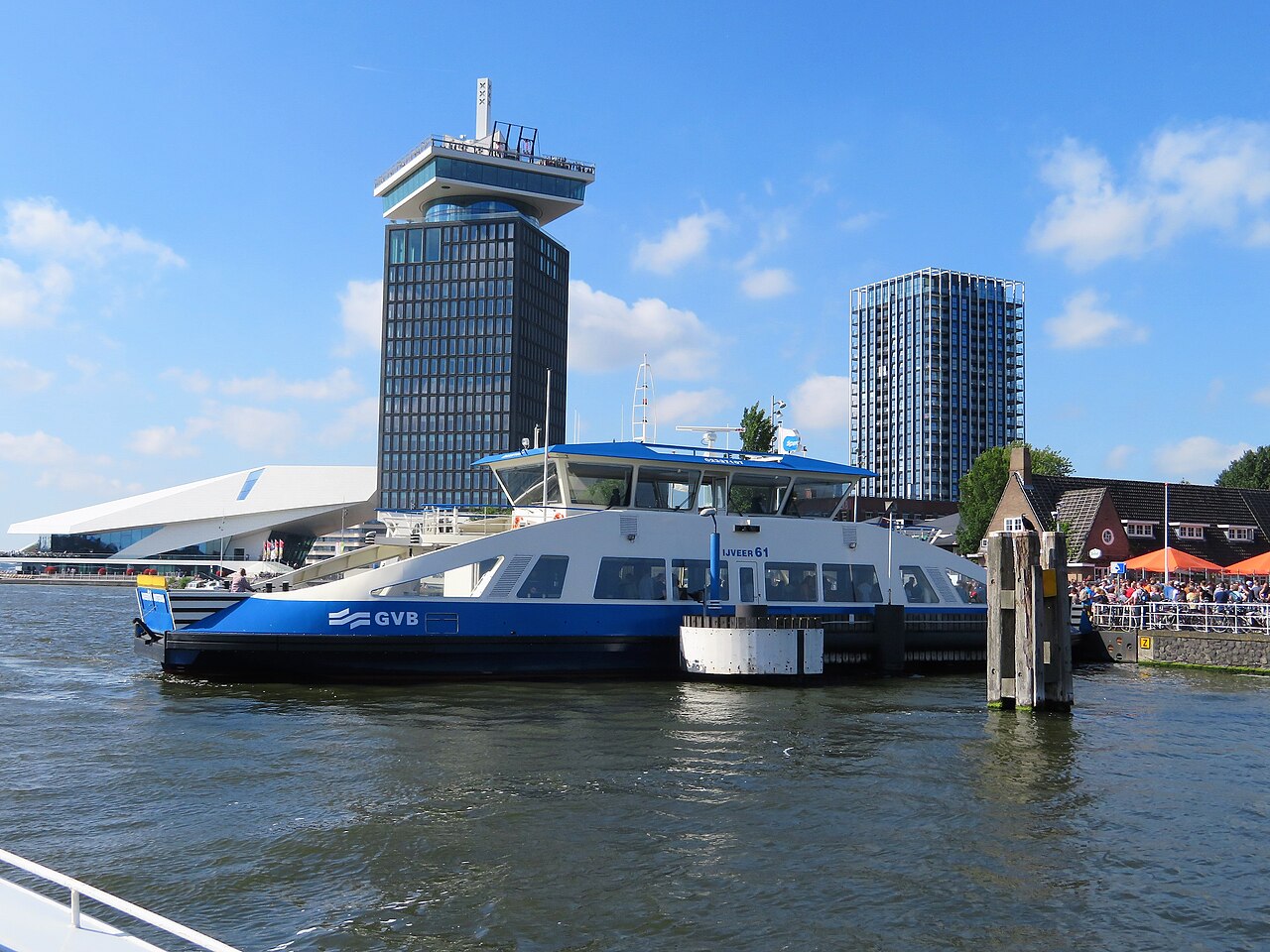 Ferry GVB sur l'IJ devant la tour A'DAM