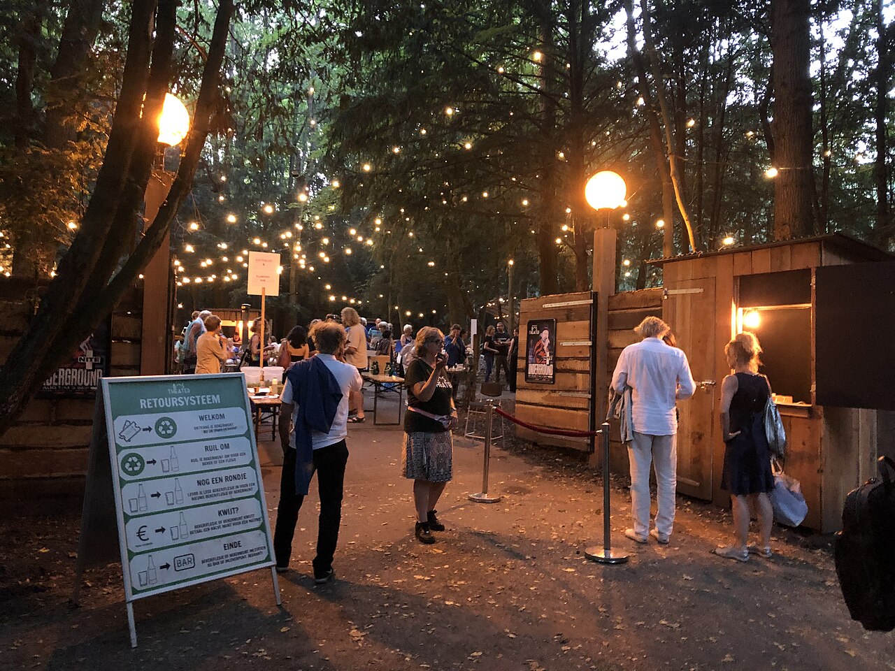L'entrée de l'Amsterdamse Bostheater un soir d'été