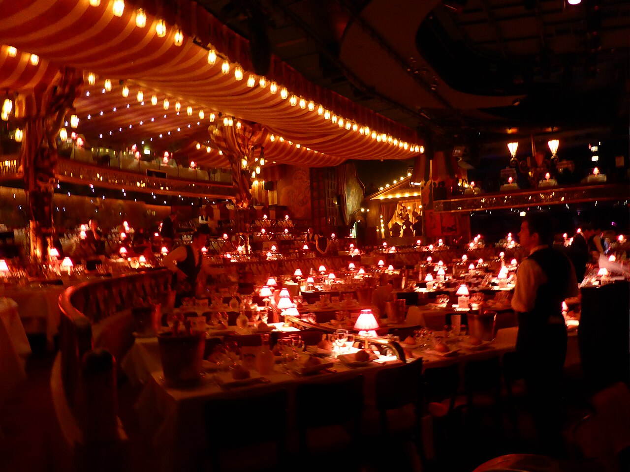 Moulin Rouge Paris : revue Féerie, horaires, dîner-spectacle et accès