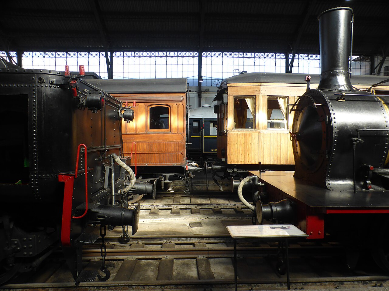 Locomotives sous la halle de la gare de Delicias, au musée du Chemin de fer