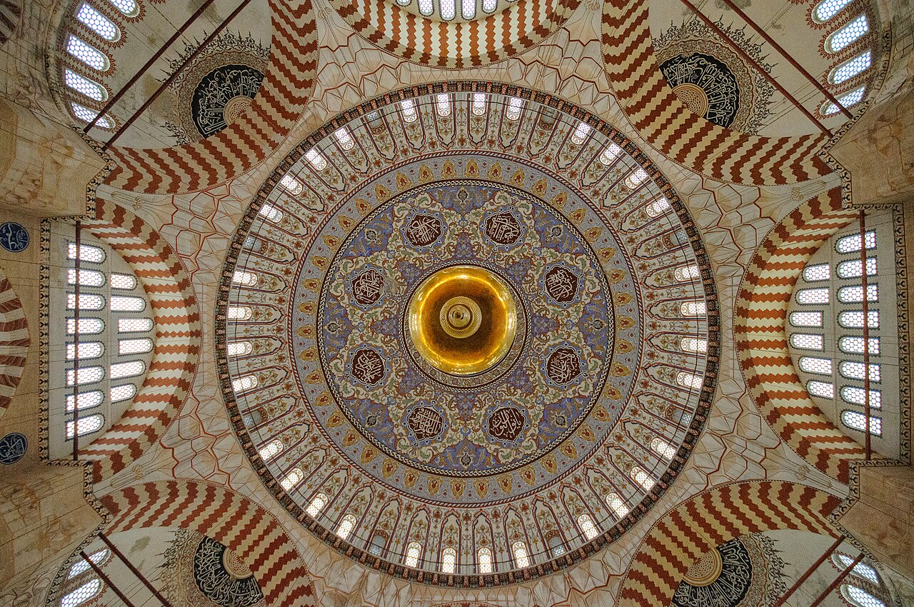 L'intérieur de la coupole de la mosquée Selimiye d'Edirne, avec ses fenêtres et ses arcs bicolores
