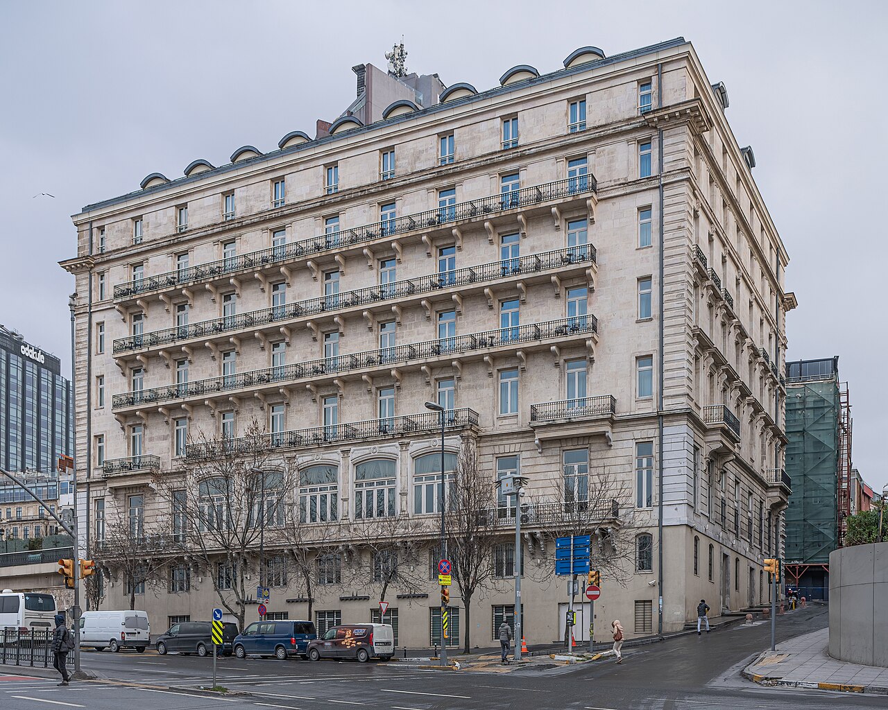 La façade et l'histoire de l'hôtel