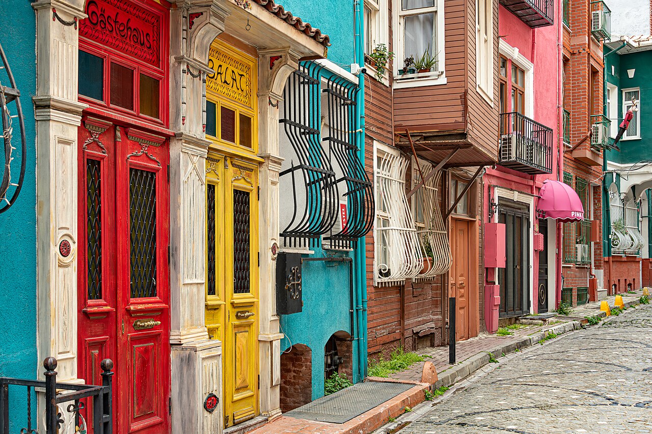 Façades colorées et ruelle pavée dans le quartier de Balat