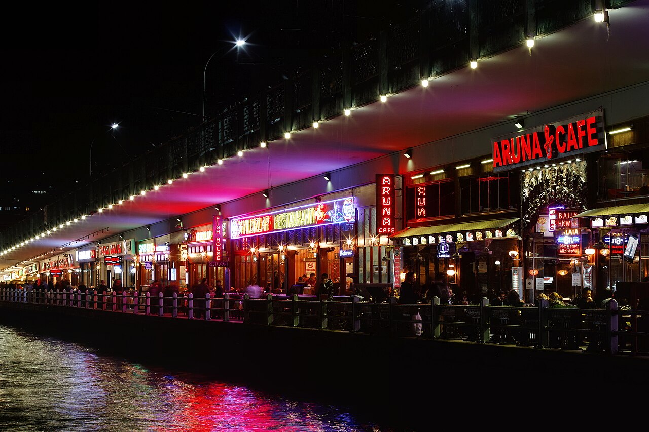 Les restaurants sous le pont de Galata, le soir