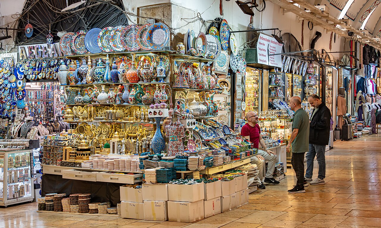 Échoppe de céramiques dans une allée voûtée du Grand Bazar