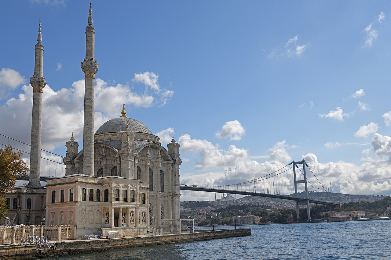 Mosquée d'Ortaköy : la mosquée sous le pont du Bosphore