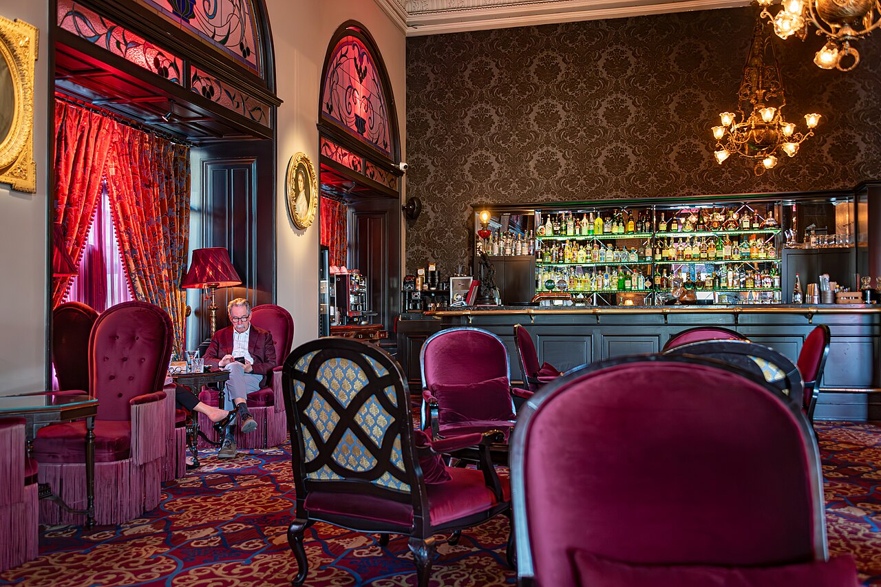 L'Orient Bar et la chambre 101