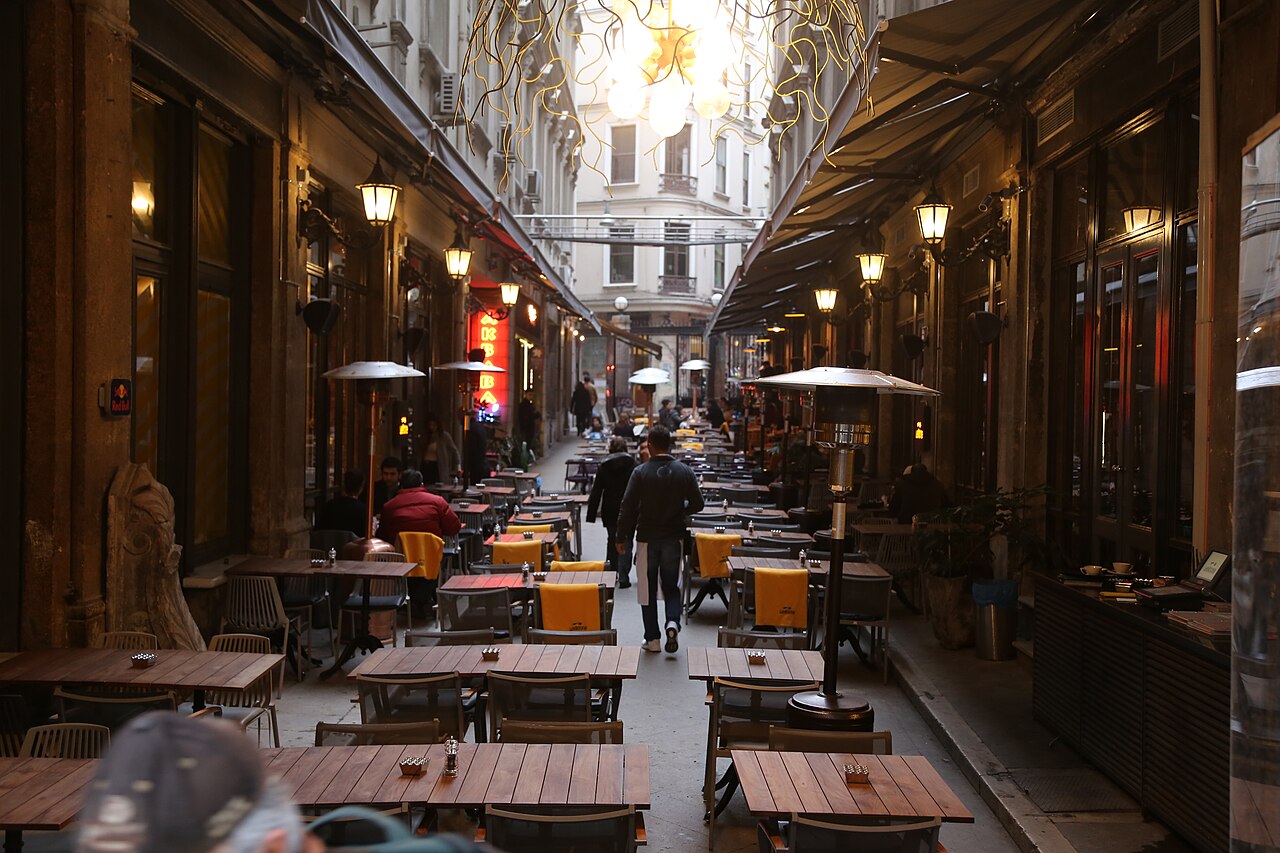 Terrasses de restaurants dans le quartier d'Asmalımescit, à Beyoğlu
