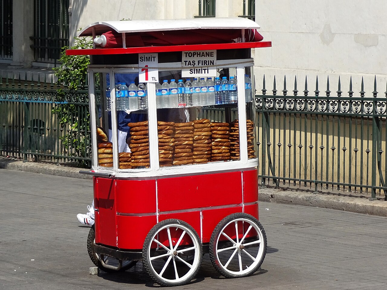 Chariot de vendeur de simit dans une rue d'Istanbul