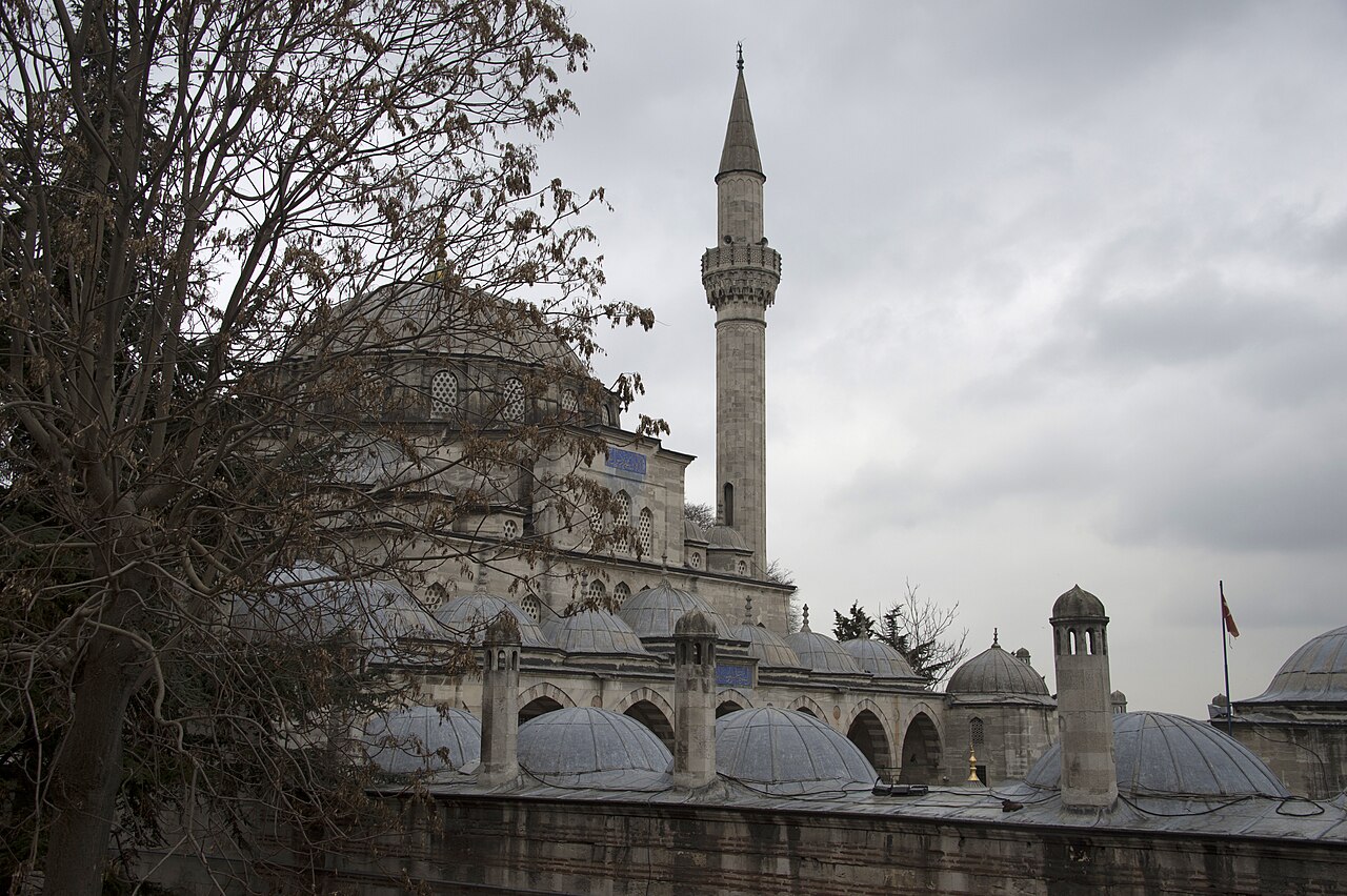 Sokollu Mehmed Pasha Mosque: Iznik tiles and pieces of the Kaaba