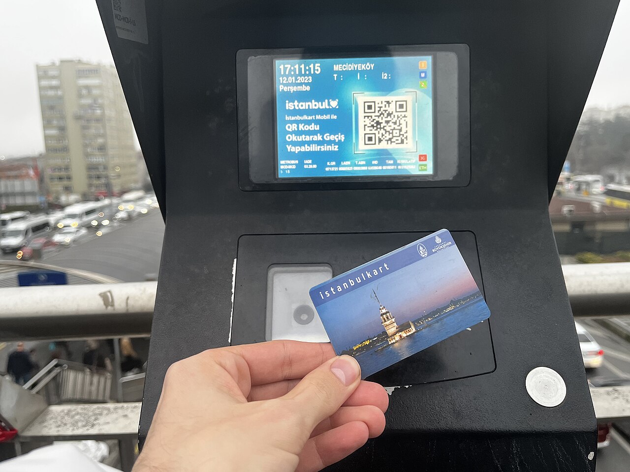 Carte Istanbulkart présentée devant un valideur
