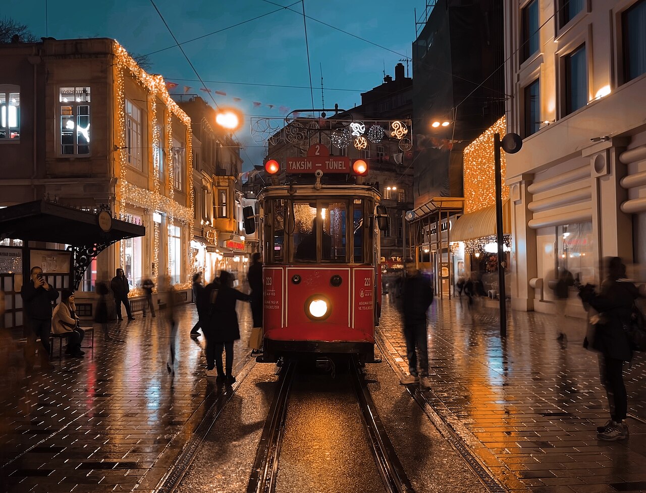 Le tramway nostalgique sur l'avenue İstiklal le soir