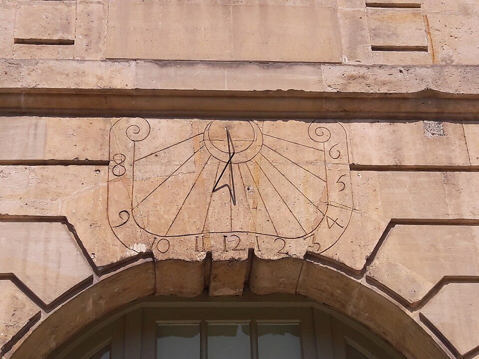 Hôtel de Sully : cour, jardin, passage vers la place des Vosges et visites