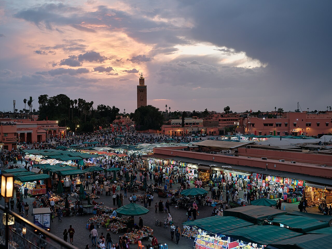 Place Jemaa el-Fna : le cœur de Marrakech, de jour comme de nuit