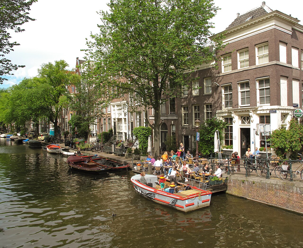 Terrasse et bateaux sur un canal du Jordaan