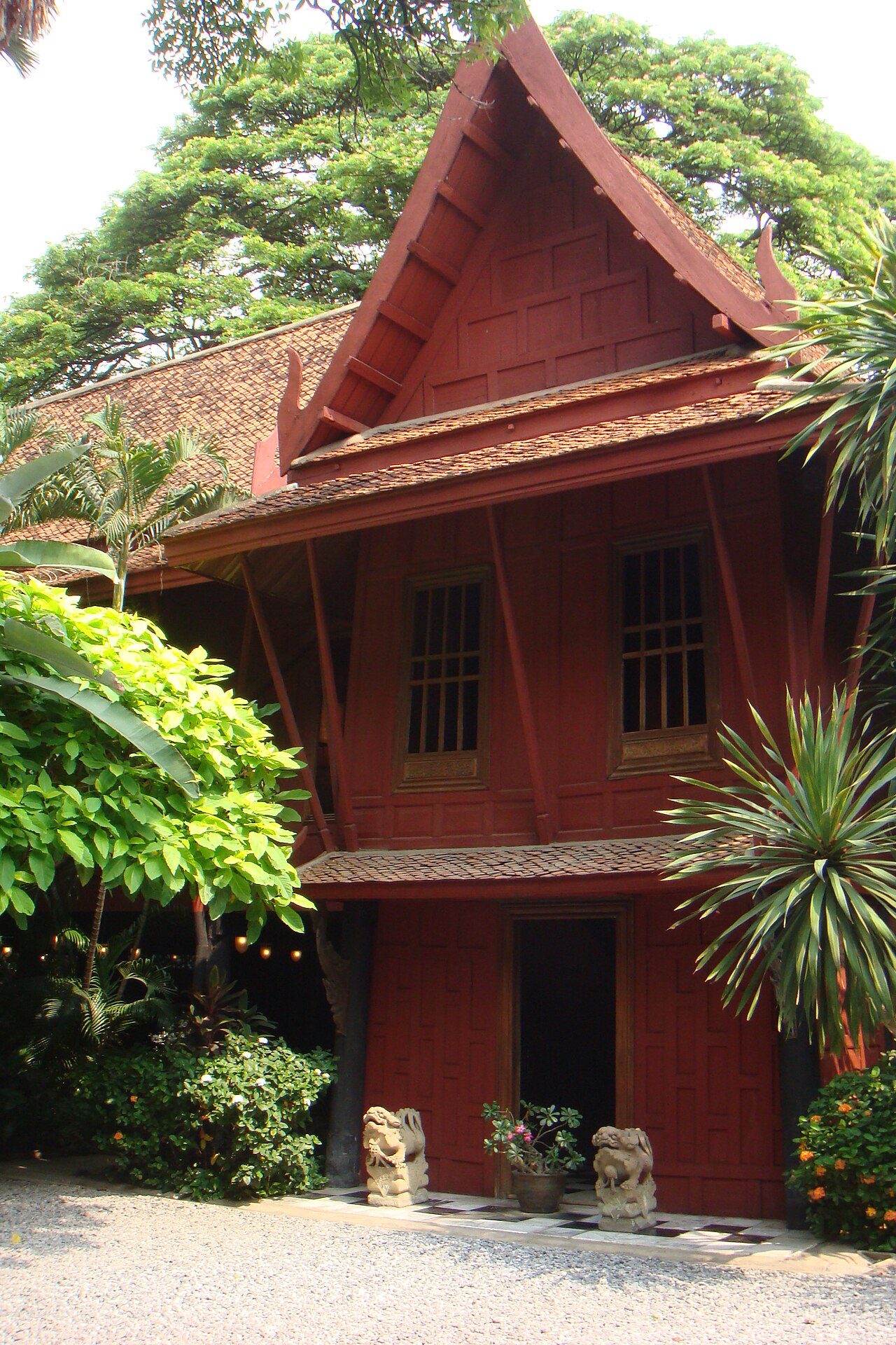 La maison de Jim Thompson, maison thaïe en bois rouge au milieu du jardin