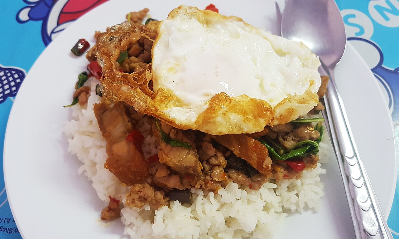Phat kaphrao au porc avec riz et œuf frit, dans une échoppe de Bangkok
