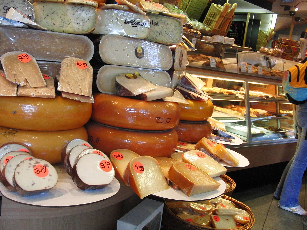 Dutch cheese in Amsterdam: where to taste, buy and see the cheese markets