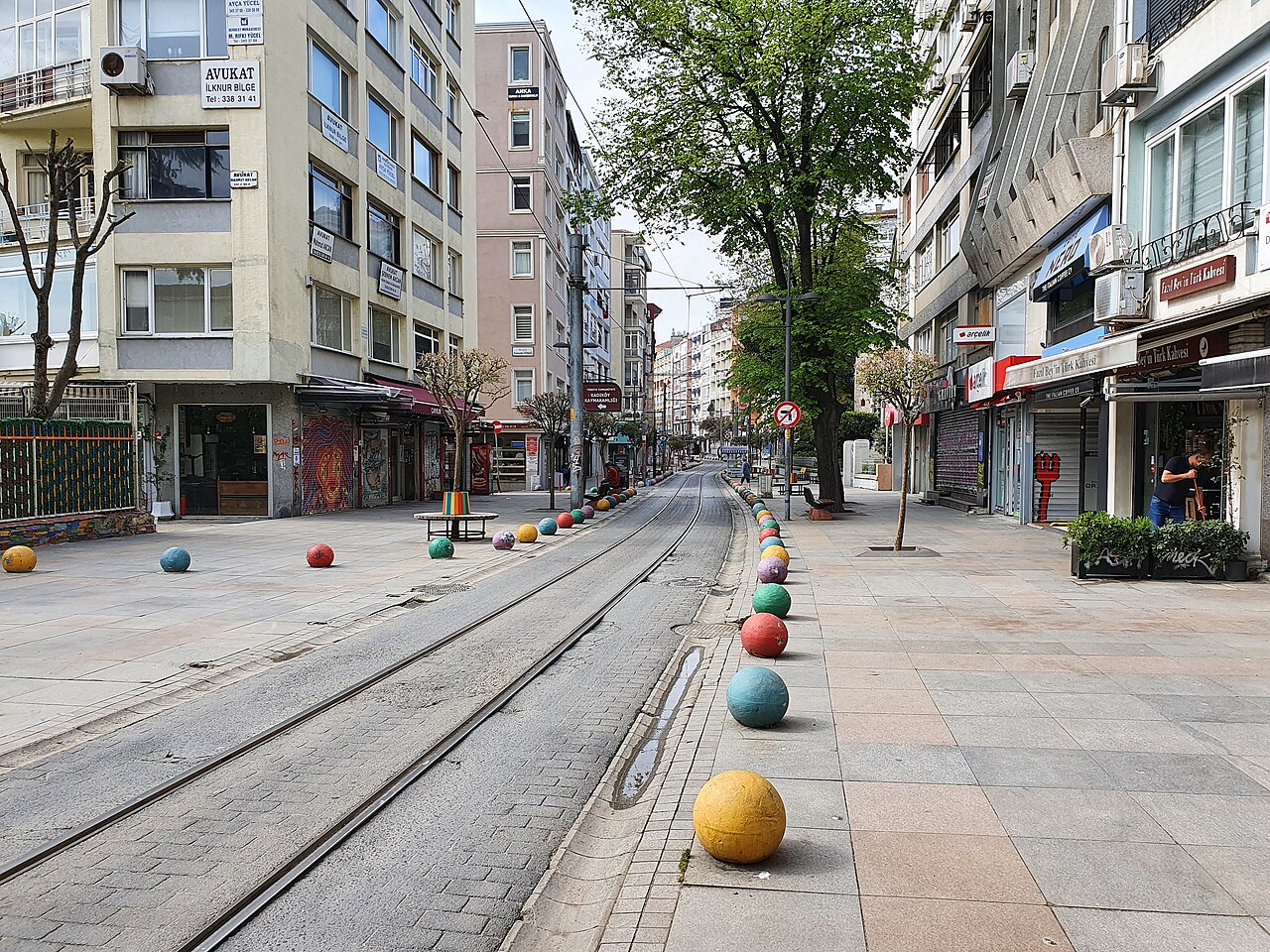 La rue Bahariye, piétonne, et les rails du tram de Moda