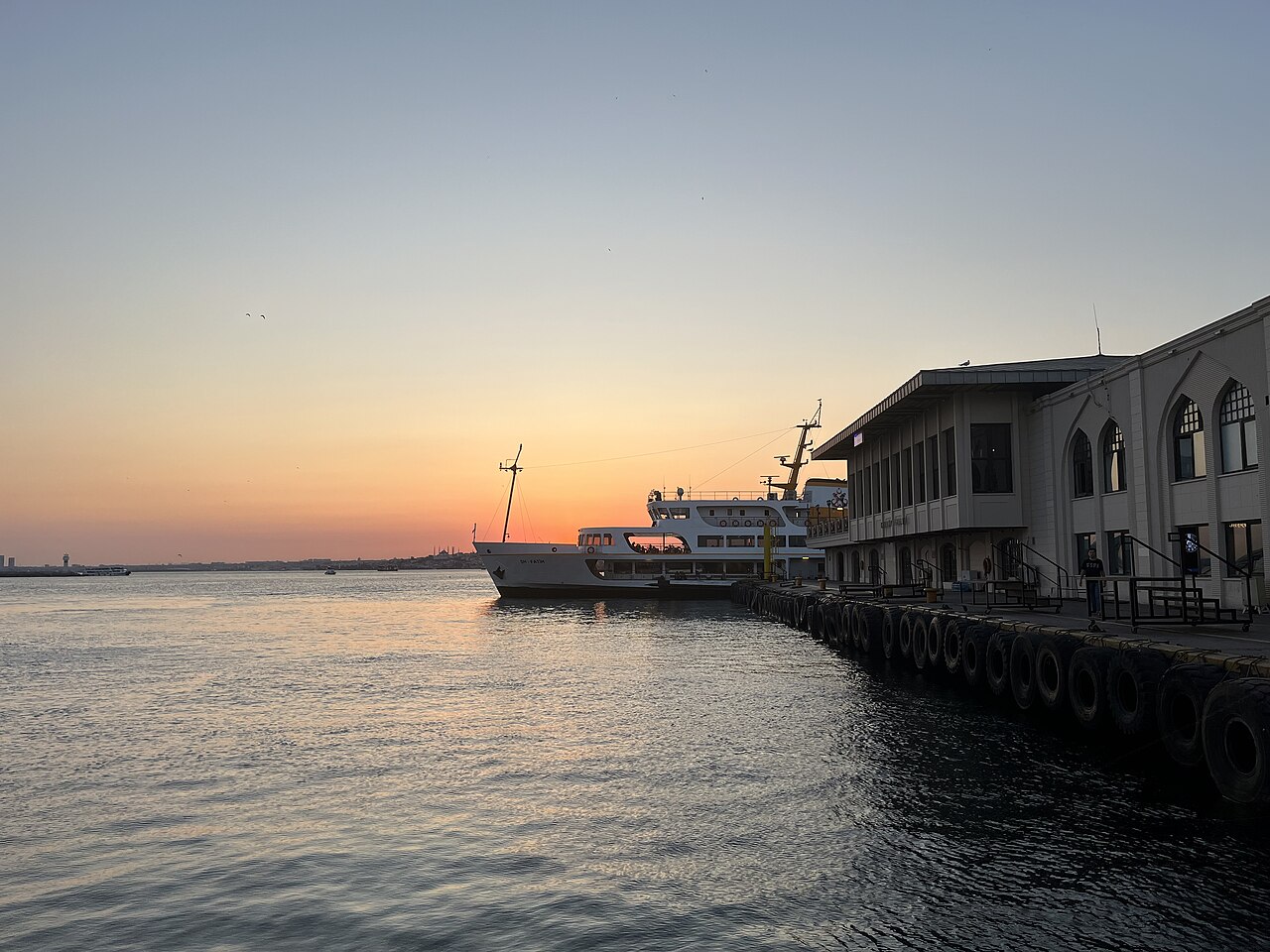 Ferry de Şehir Hatları à l'embarcadère de Kadıköy au coucher du soleil