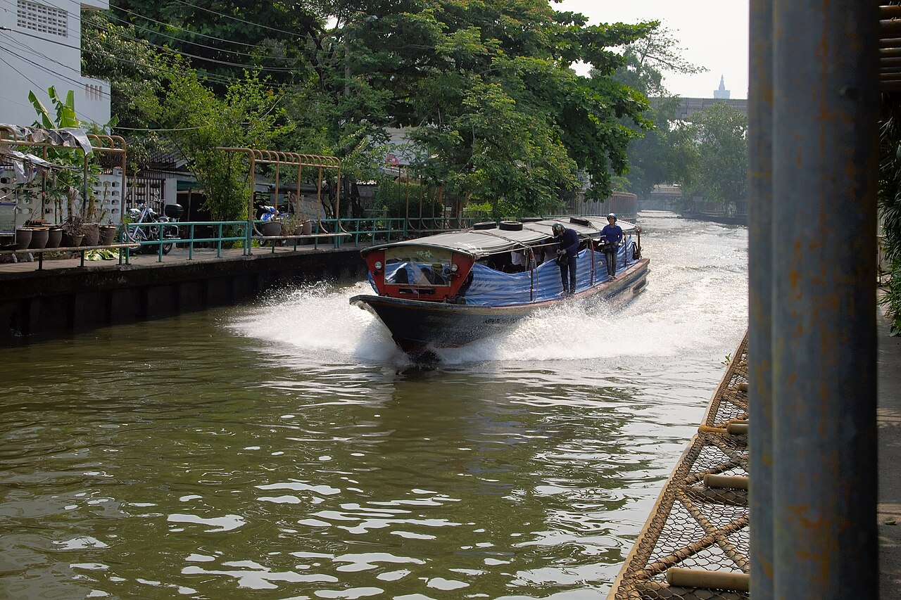 Saen Saep canal boat: piers, fares and sights along the khlong
