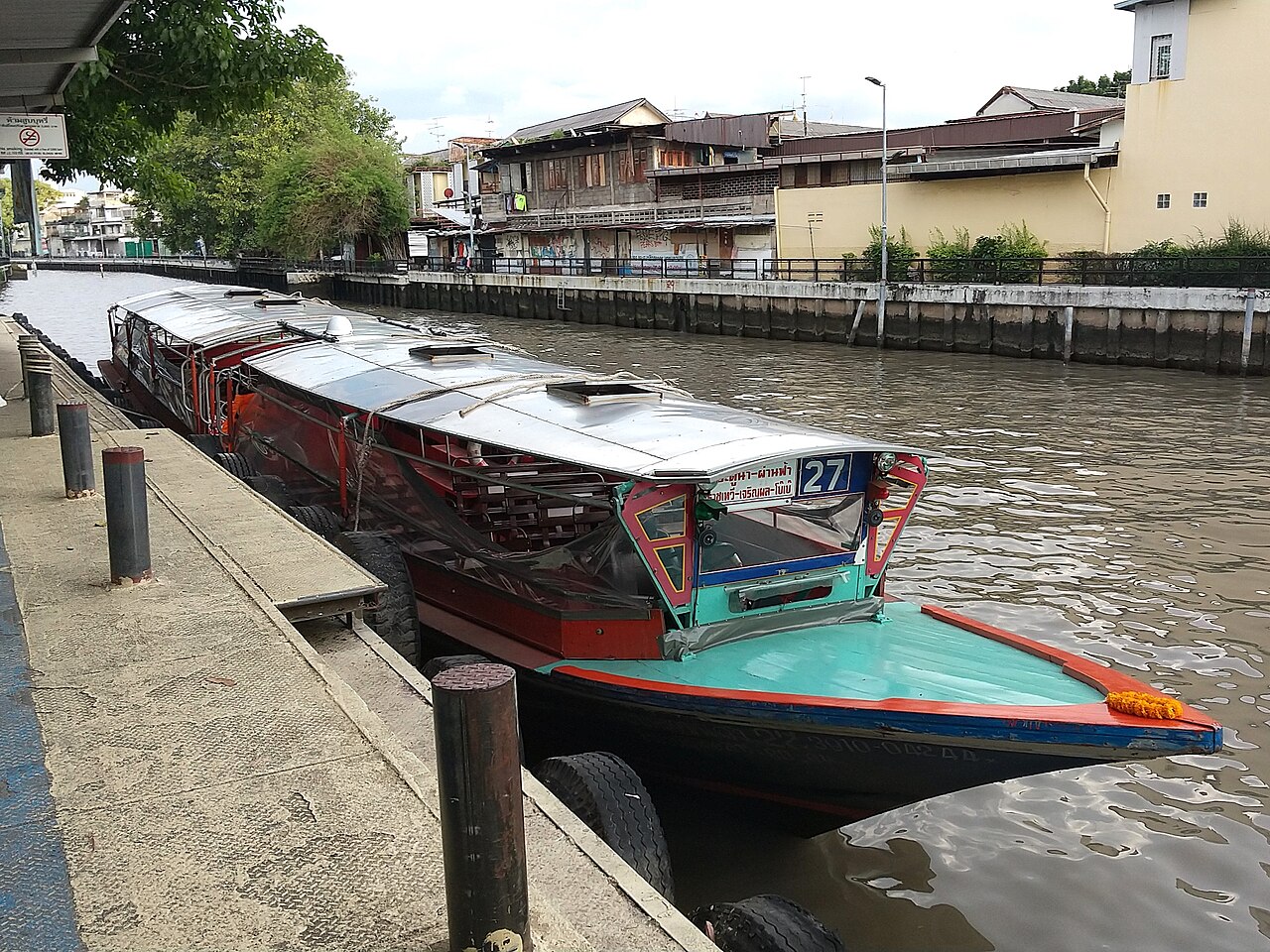 Bateau du canal Saen Saeb à la jetée de Panfa Leelard