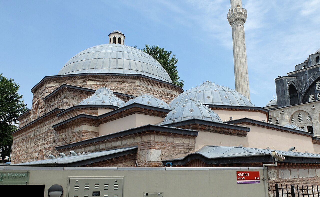 Les coupoles du hammam Kılıç Ali Paşa à Tophane, près de la mosquée du même nom
