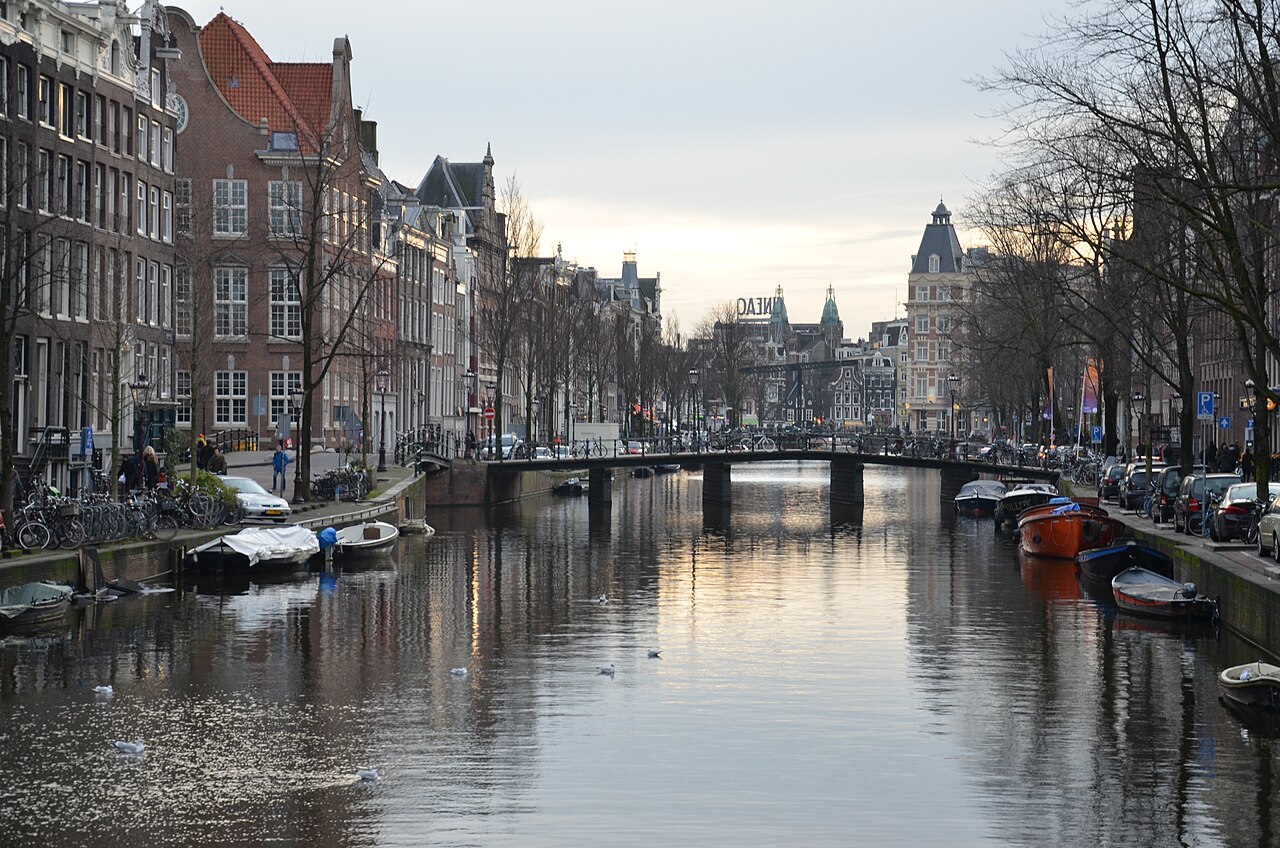 De Kloveniersburgwal ter hoogte van de Oude Doelenstraat