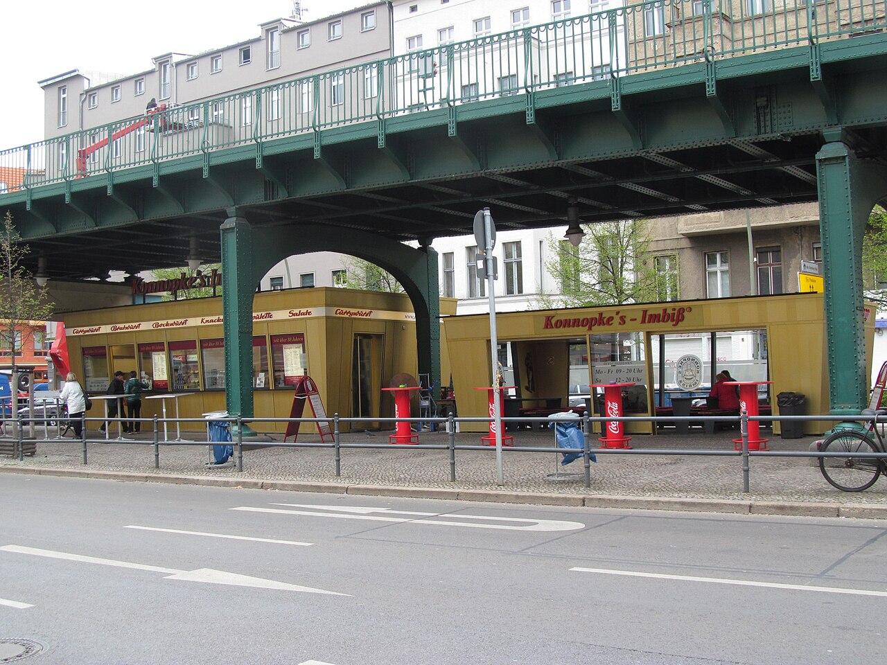 Der Imbiss Konnopke's unter der Hochbahn an der Schönhauser Allee
