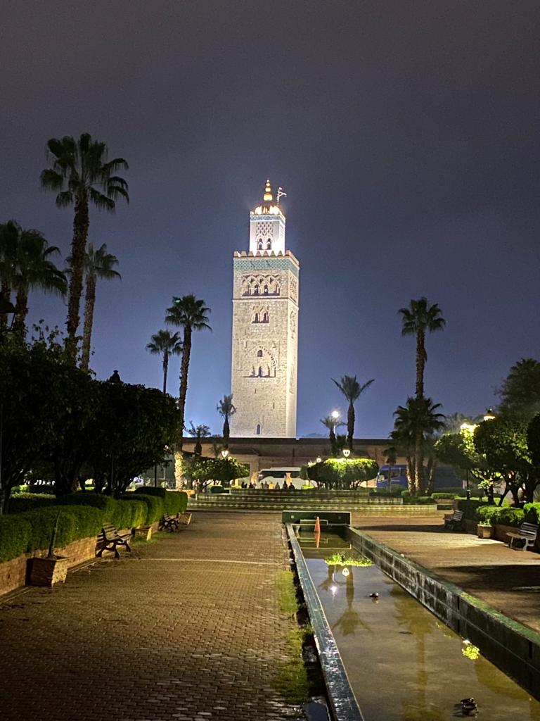 Minaret de la Koutoubia illuminé la nuit, vu depuis les jardins
