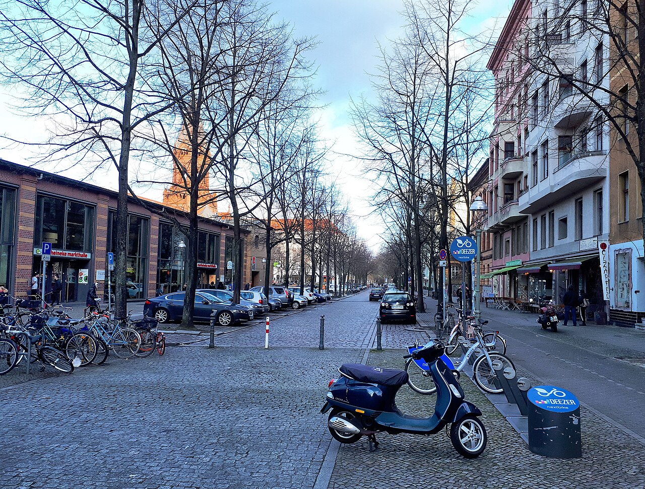 La Bergmannstraße, avec la Marheineke Markthalle à gauche