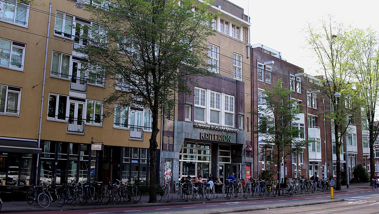 La façade du cinéma Kriterion sur la Roetersstraat, avec des vélos garés devant